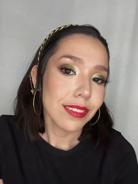 Detalle de maquillaje glam